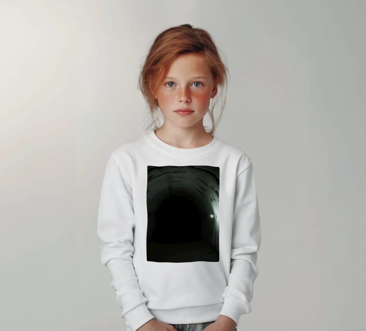 Explorar un oscuro túnel subterráneo con poca luz sudadera para niño de DesignDoodle