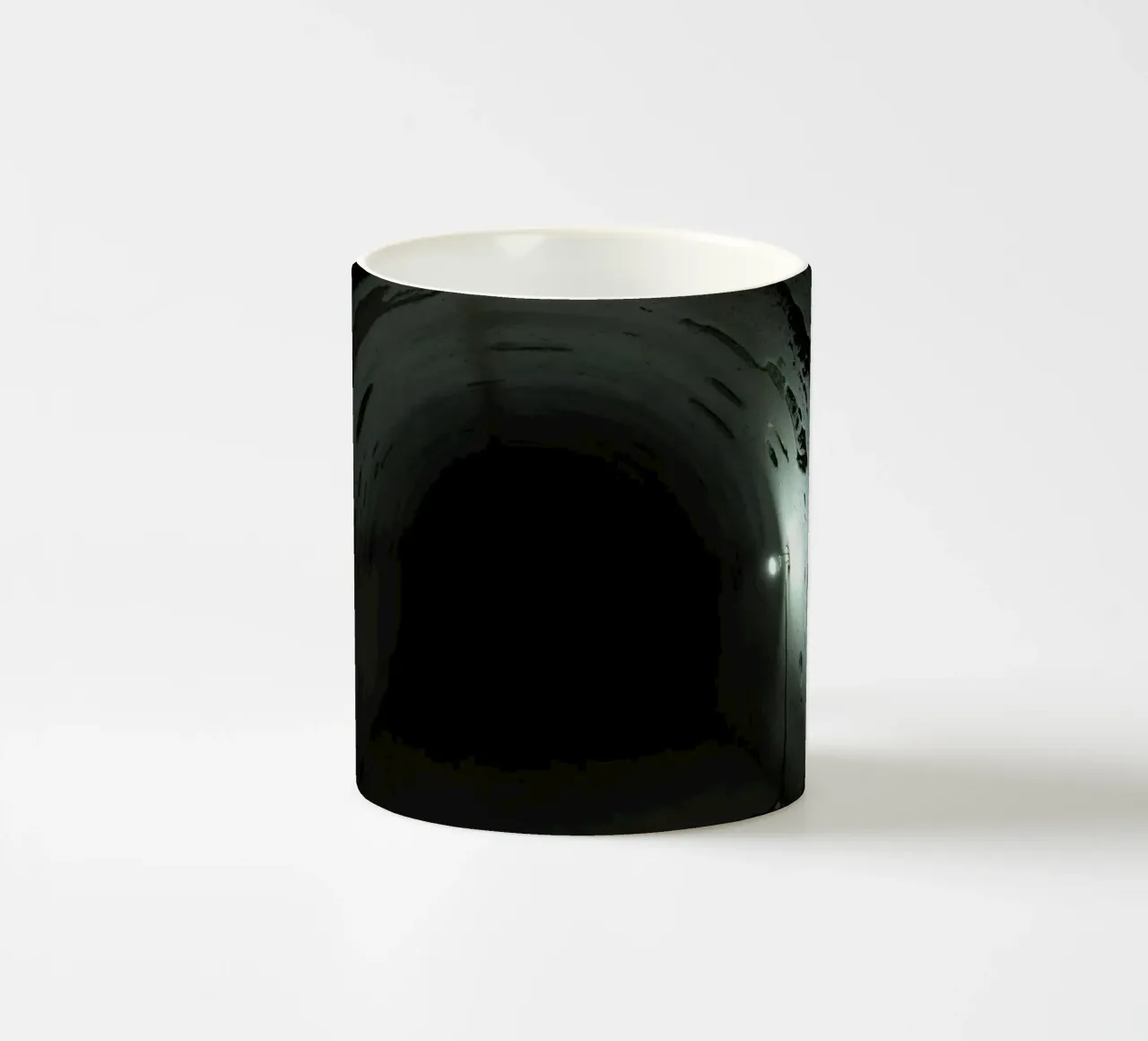 Exploration d'un tunnel souterrain sombre en basse lumière mug en céramique de DesignDoodle