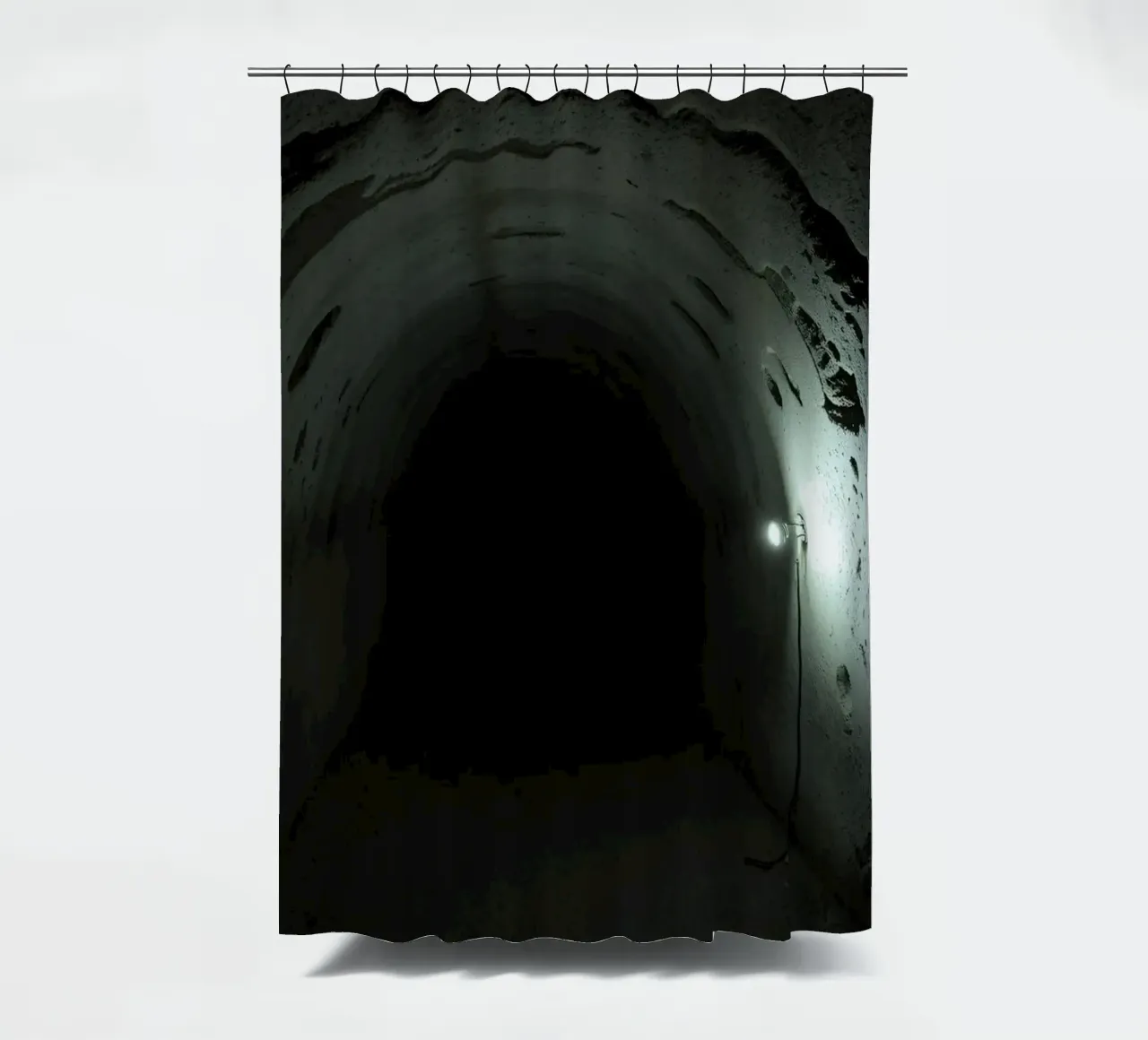 Exploration d'un tunnel souterrain sombre en basse lumière rideau de douche de DesignDoodle