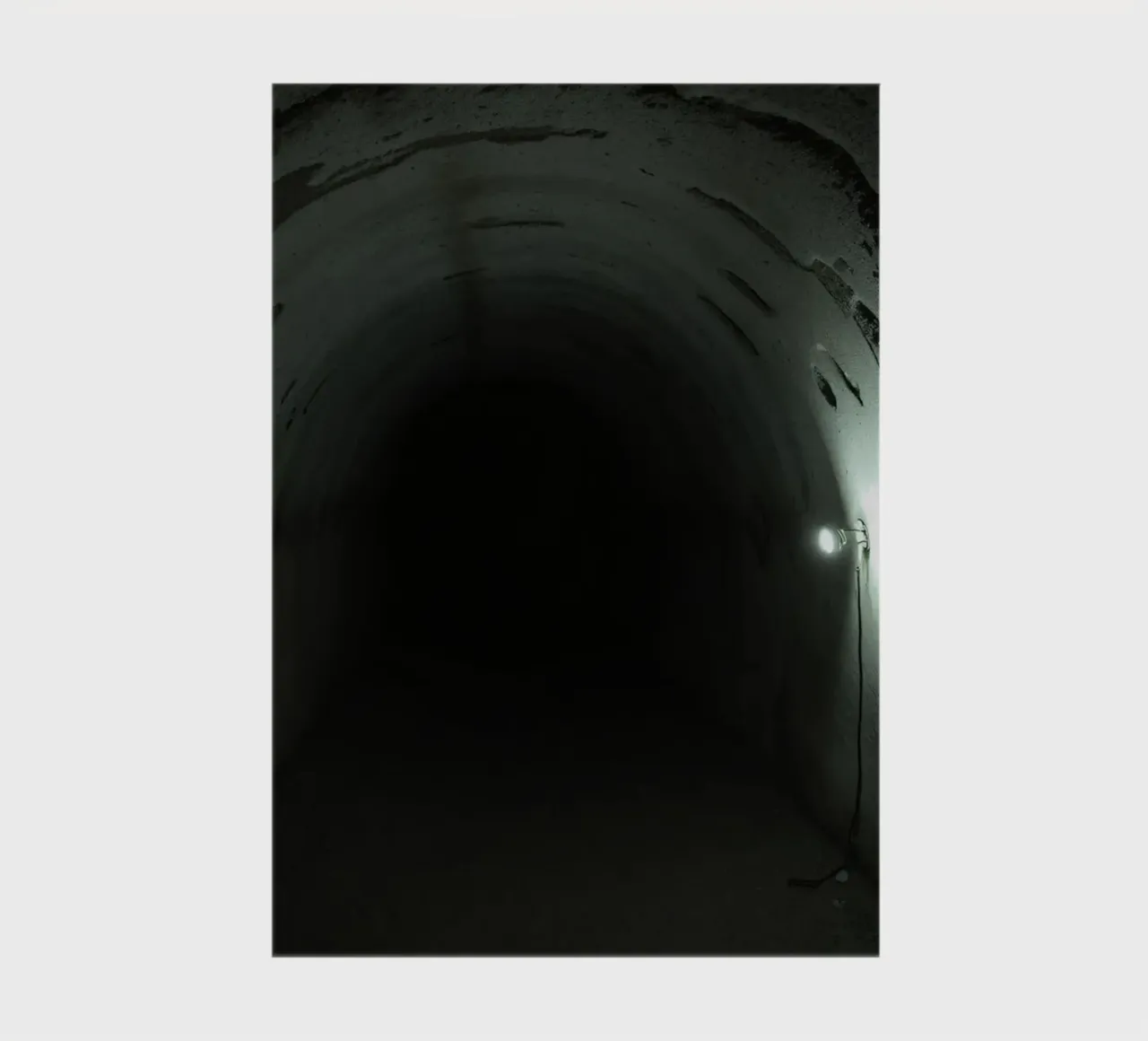 Exploration d'un tunnel souterrain sombre en basse lumière carnet de notes de DesignDoodle