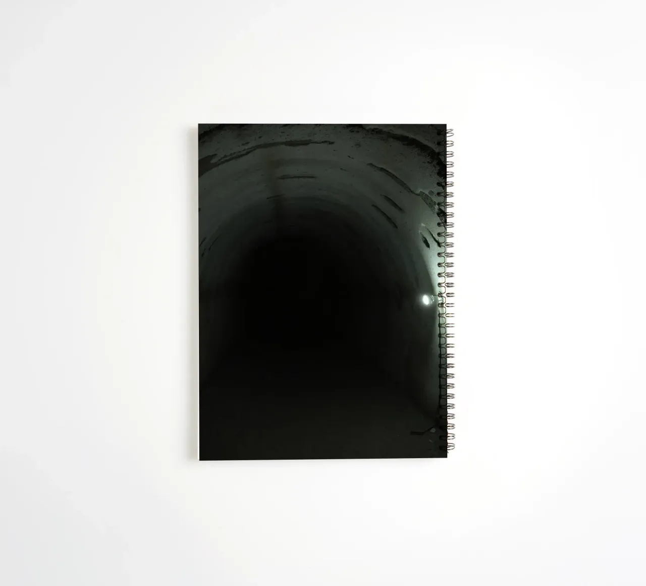 Erkundung eines dunklen unterirdischen Tunnels mit wenig Licht Ringbuch von DesignDoodle