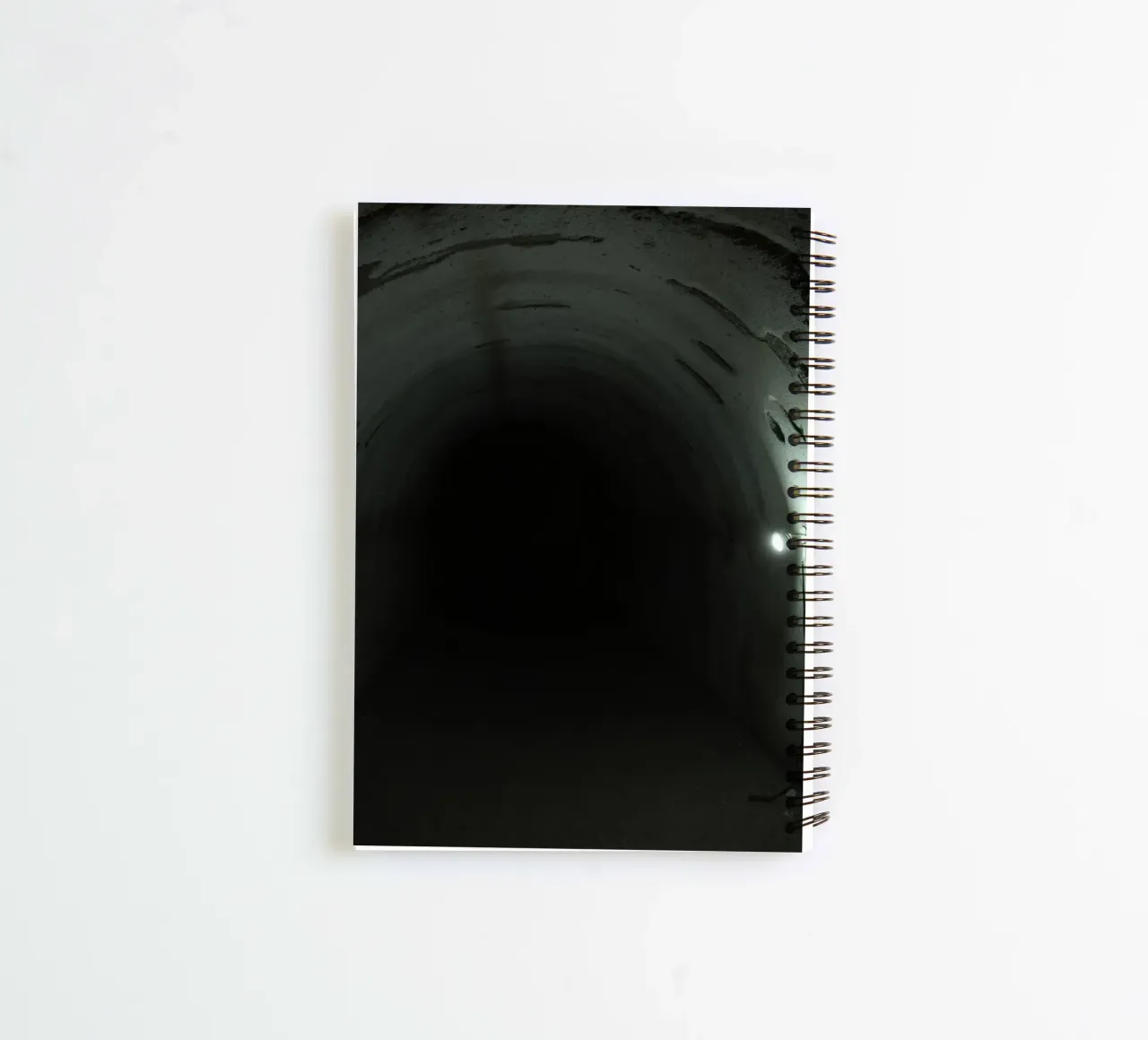 Erkundung eines dunklen unterirdischen Tunnels mit wenig Licht Ringbuch von DesignDoodle