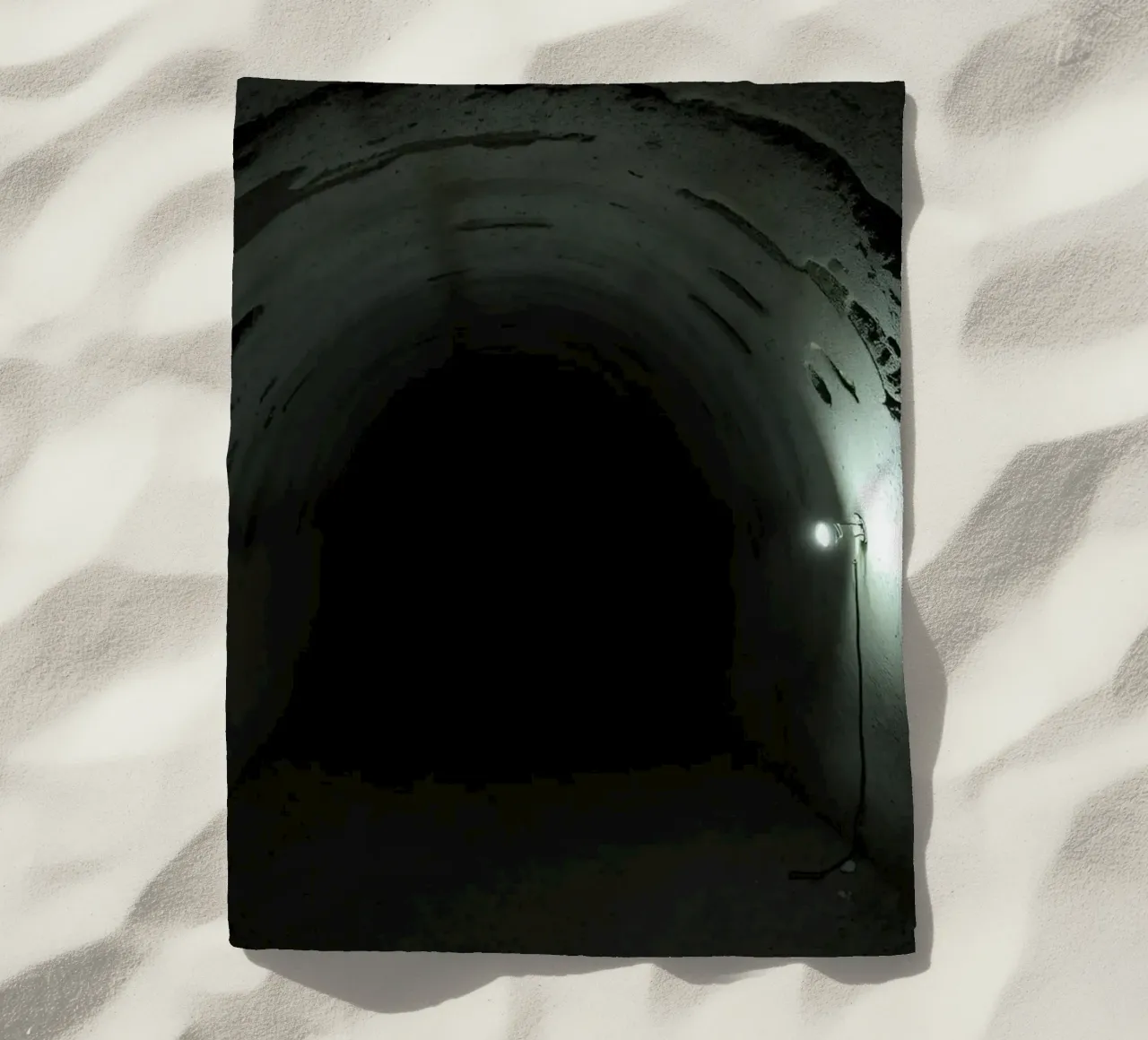 Exploration d'un tunnel souterrain sombre en basse lumière serviette de plage de DesignDoodle