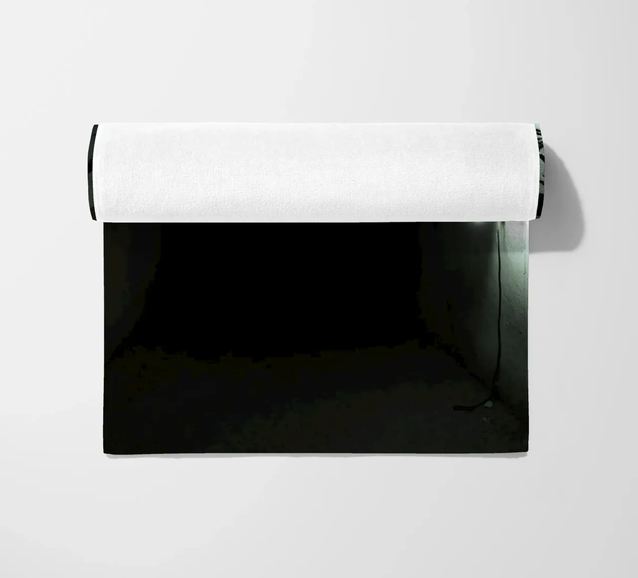 Exploration d'un tunnel souterrain sombre en basse lumière serviette de plage de DesignDoodle