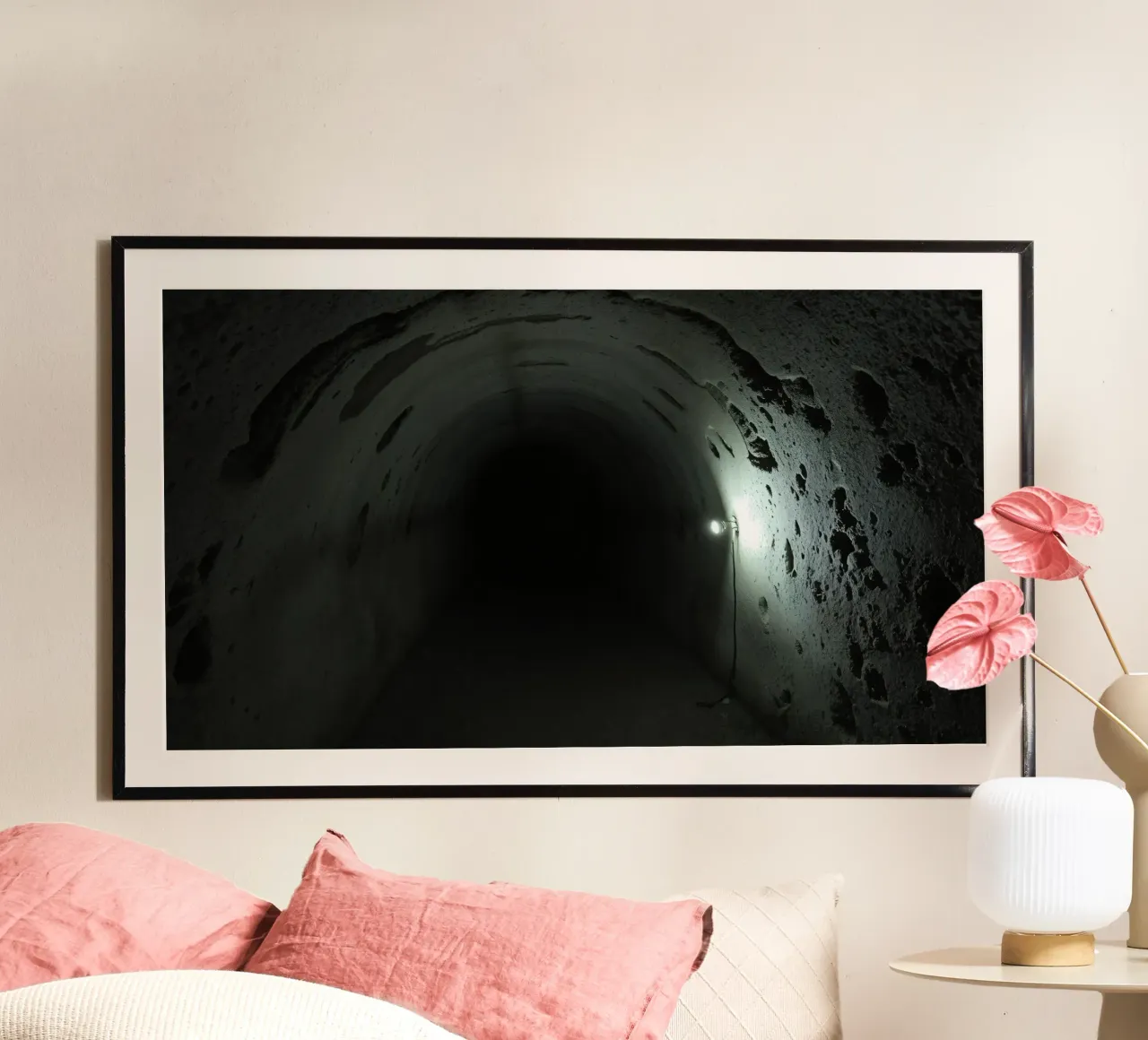 Exploration d'un tunnel souterrain sombre en basse lumière hahnemühle de DesignDoodle