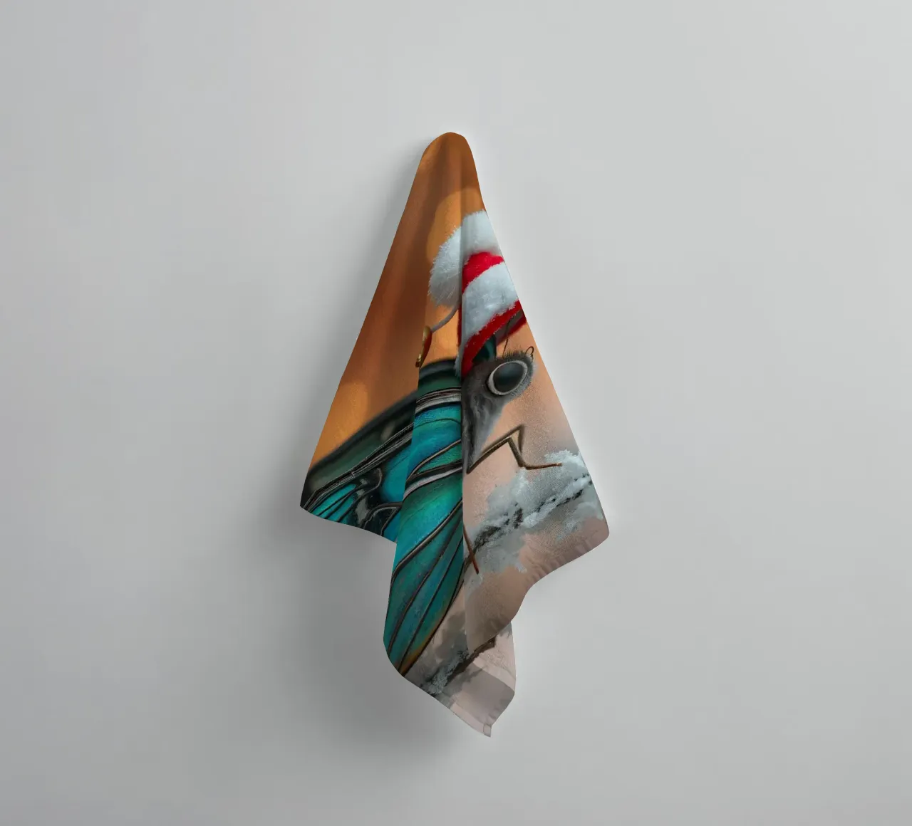 Una farfalla blu con un festoso cappello da Babbo Natale appollaiata su un albero di Natale. asciugamano da bagno da DesignDoodle