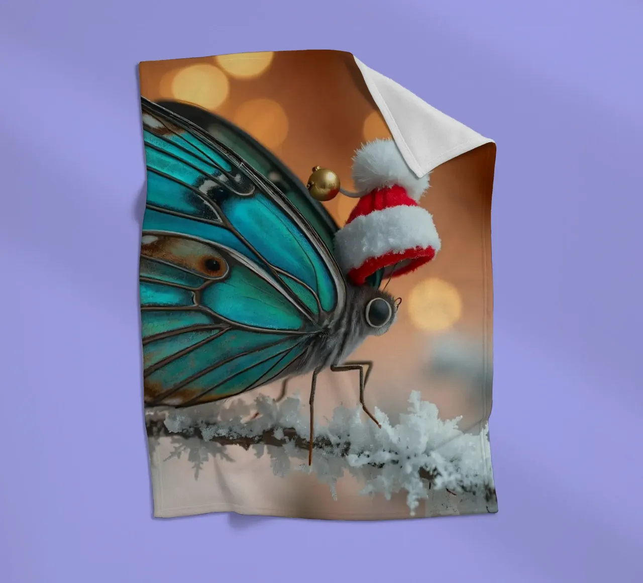 Una farfalla blu con un festoso cappello da Babbo Natale appollaiata su un albero di Natale. coperta in pile da DesignDoodle