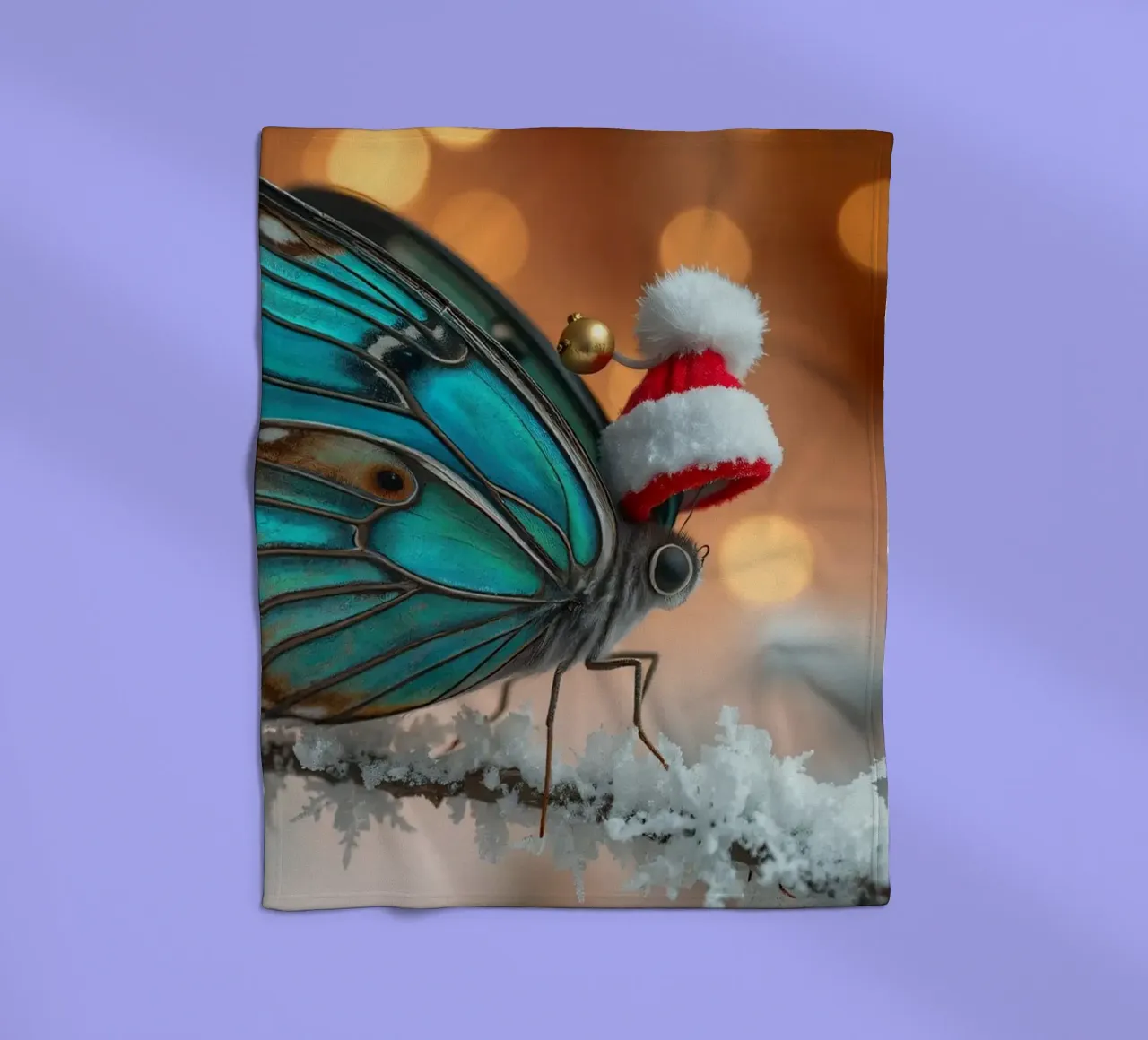 Una farfalla blu con un festoso cappello da Babbo Natale appollaiata su un albero di Natale. coperta in pile da DesignDoodle