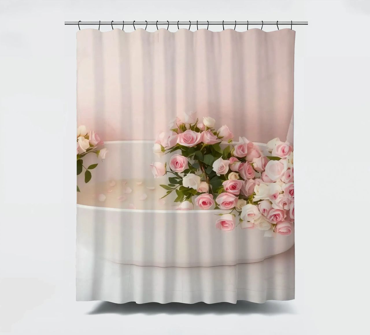 Entspannendes Blumenbad in einem modern eingerichteten Badezimmer Duschvorhang von DesignDoodle