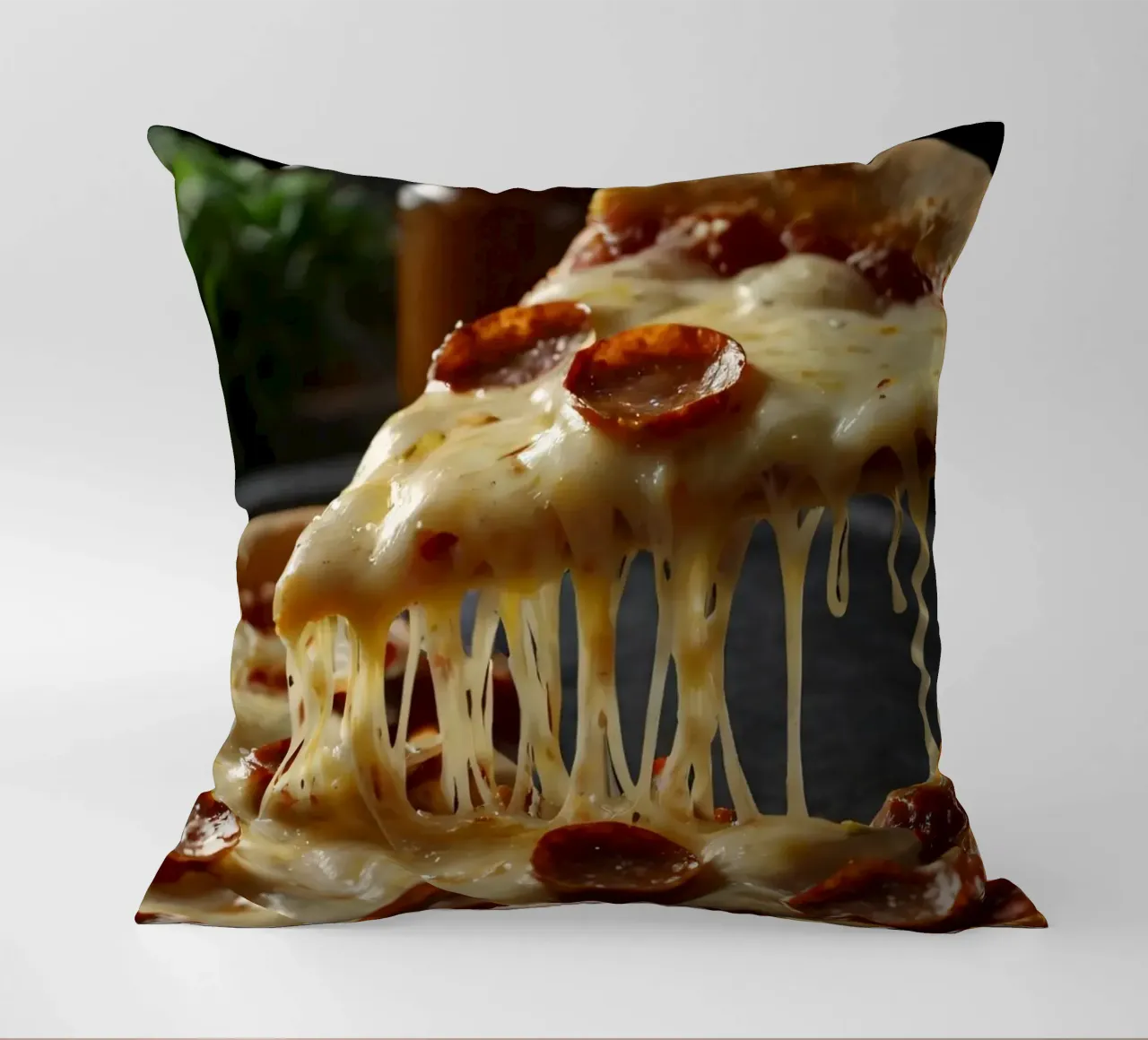Deliziosa pizza al salame piccante servita appena sfornata cuscino da DesignDoodle