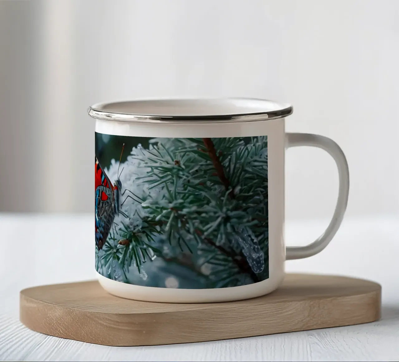 Una farfalla che si posa su rami sempreverdi coperti di brina tazza in smalto da DesignDoodle