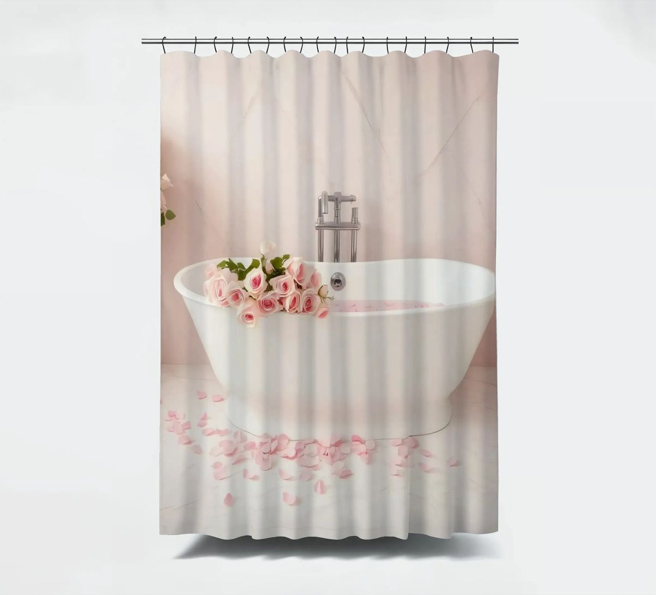 Elegante Badewanne mit rosa Rosen und Blütenblättern geschmückt Duschvorhang von DesignDoodle