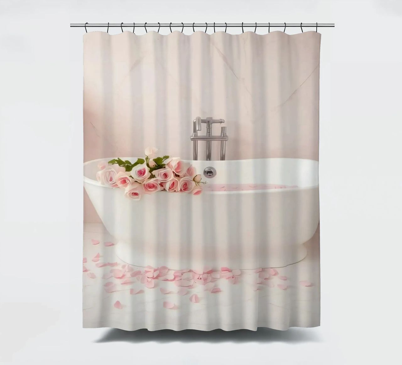 Elegante Badewanne mit rosa Rosen und Blütenblättern geschmückt Duschvorhang von DesignDoodle
