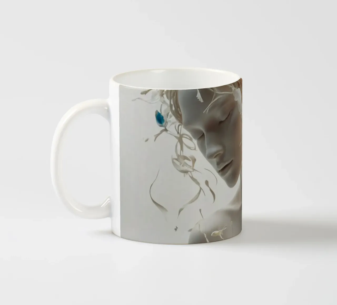 Eine ruhige Skulptur einer Frau, die mit lebhaften Blumen geschmückt ist Keramik Tasse von DesignDoodle