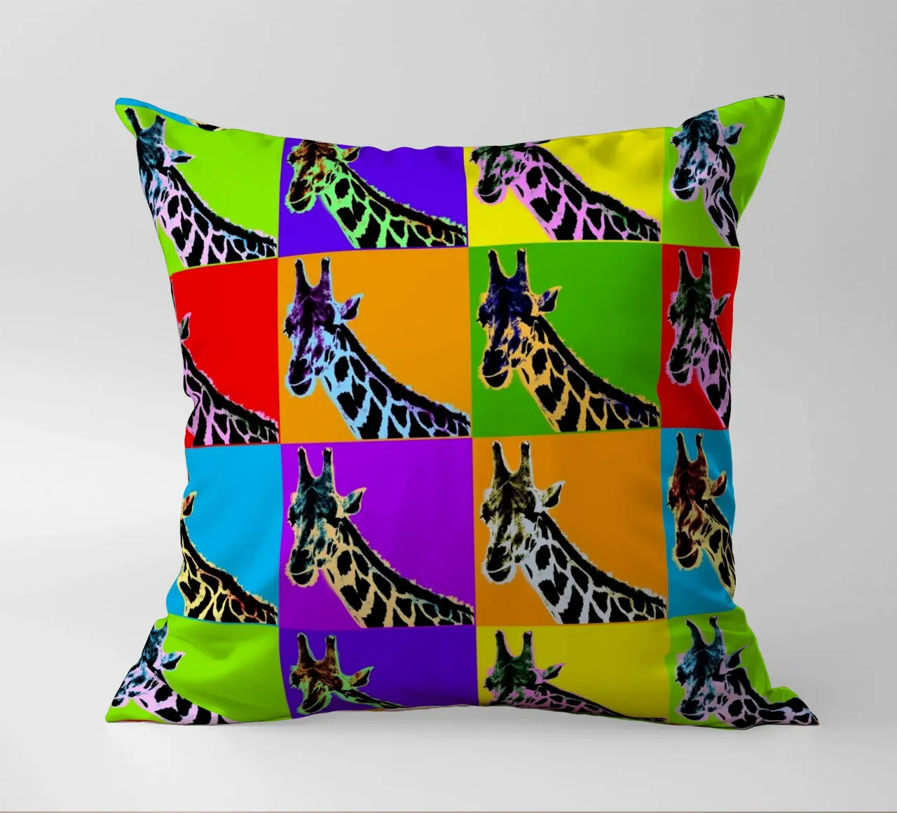 Pop Art Giraffa Grid: Colori audaci, moderno e selvaggio, principi vibranti cuscino da NorwesClub