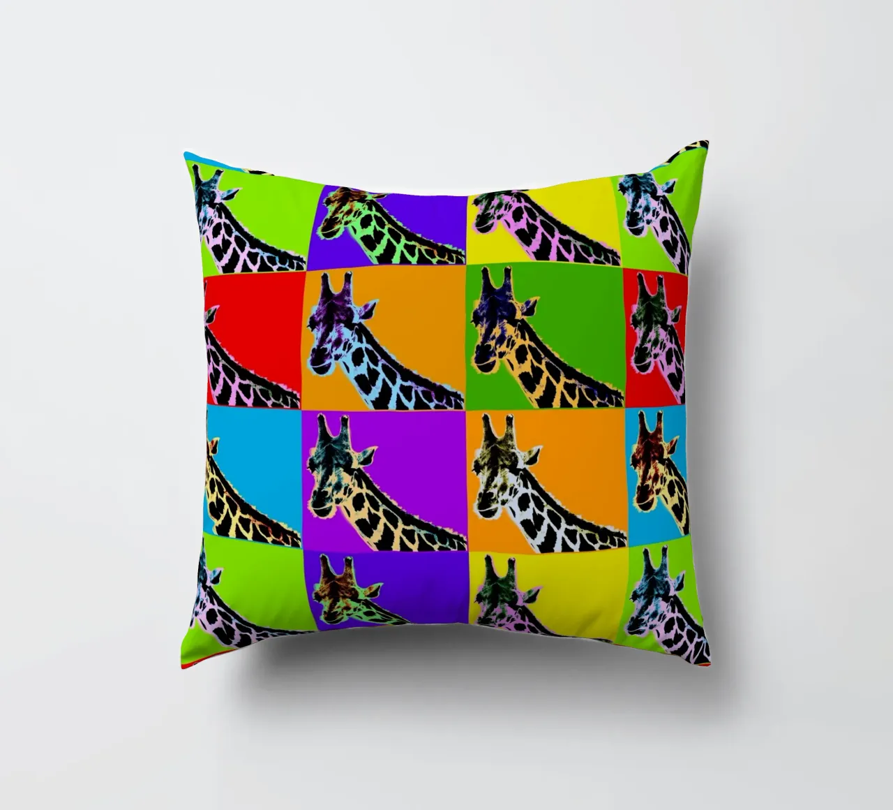 Pop Art Giraffa Grid: Colori audaci, moderno e selvaggio, principi vibranti cuscino da NorwesClub