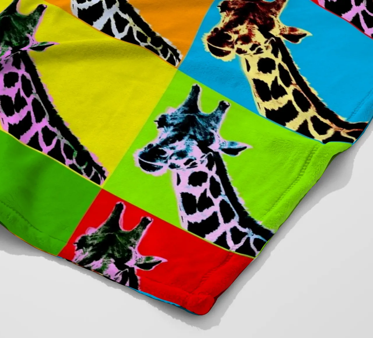 Pop Art Giraffa Grid: Colori audaci, moderno e selvaggio, principi vibranti coperta in pile da NorwesClub