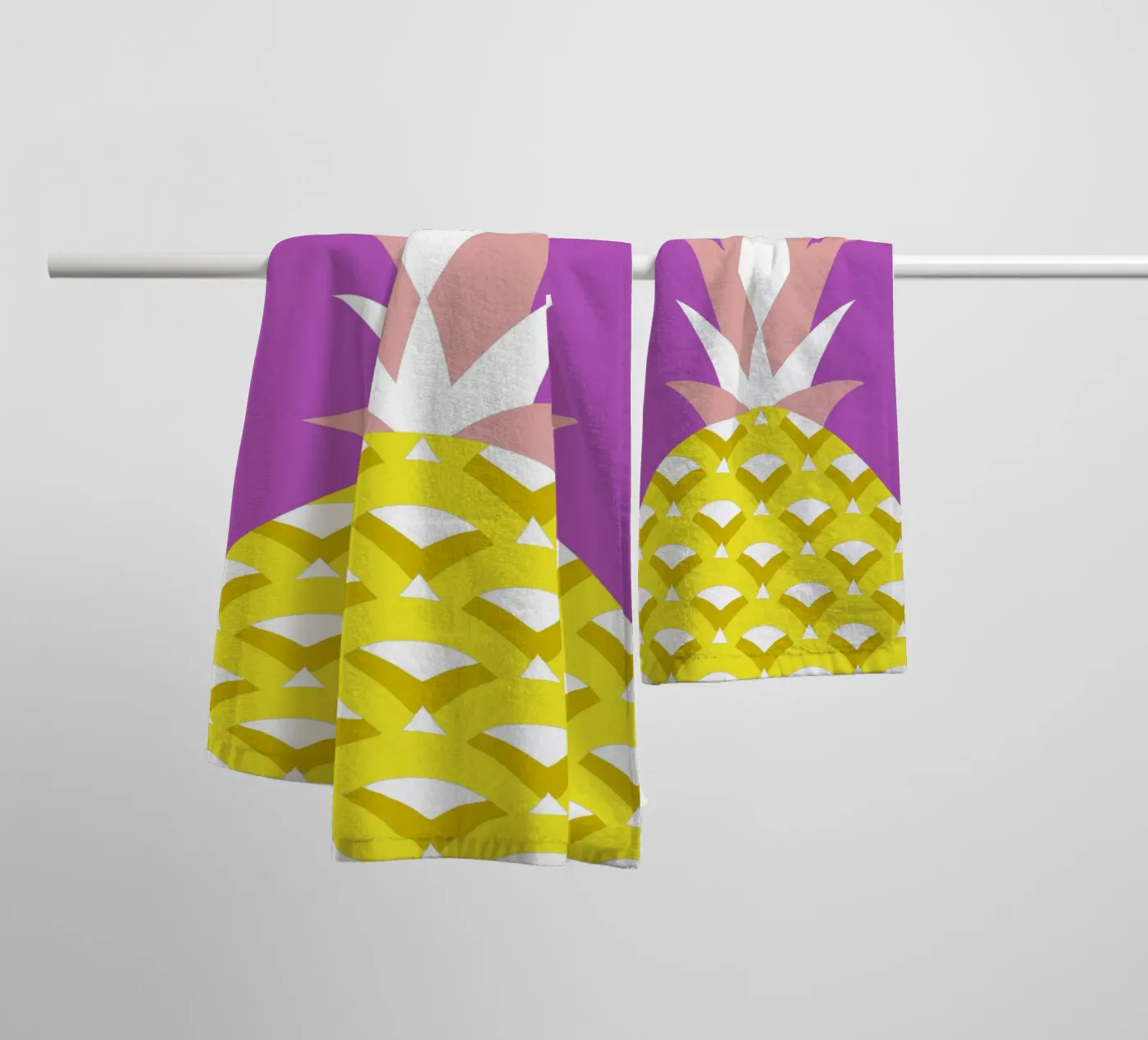 Ananas badhanddoek van LOOK DIFFERENT