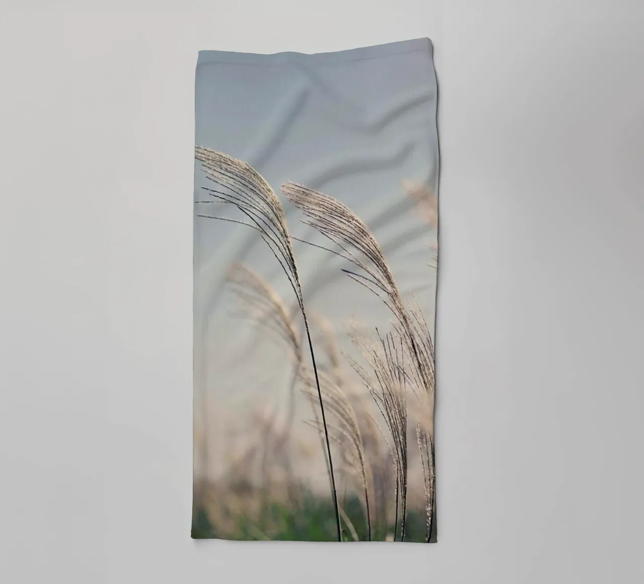 Blowing In The Breeze asciugamano da bagno da Flora & Fauna