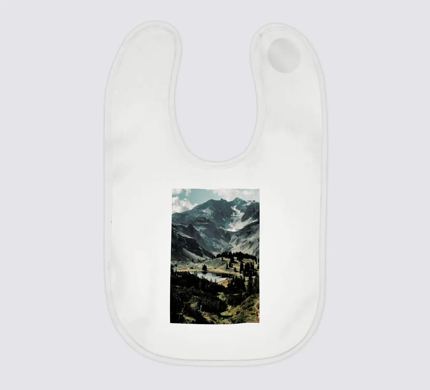 Idyllic baby bib by Sebastian Hilgetag