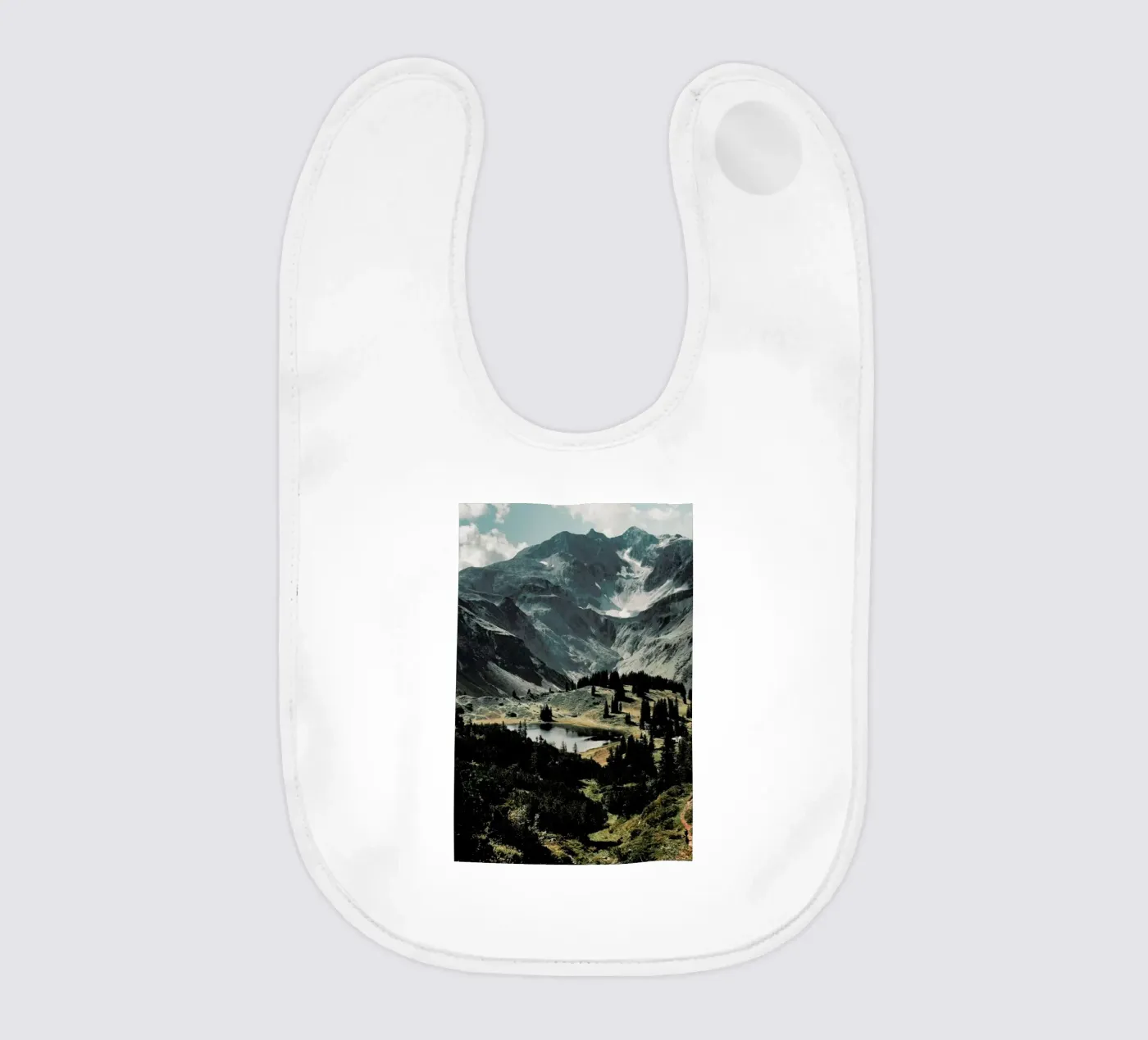 Idyllic baby bib by Sebastian Hilgetag