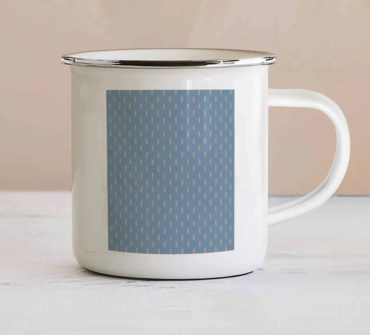 Weiße Rechtecke mit vertikalem Muster Emaille Tasse von Little Dean