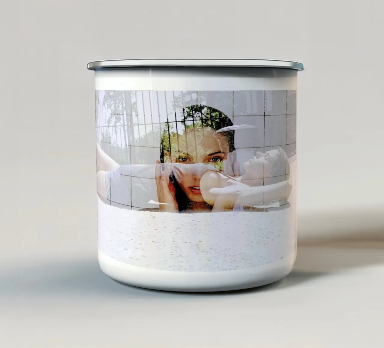 This is no day at the beach taza de esmalte de Aysha Banos