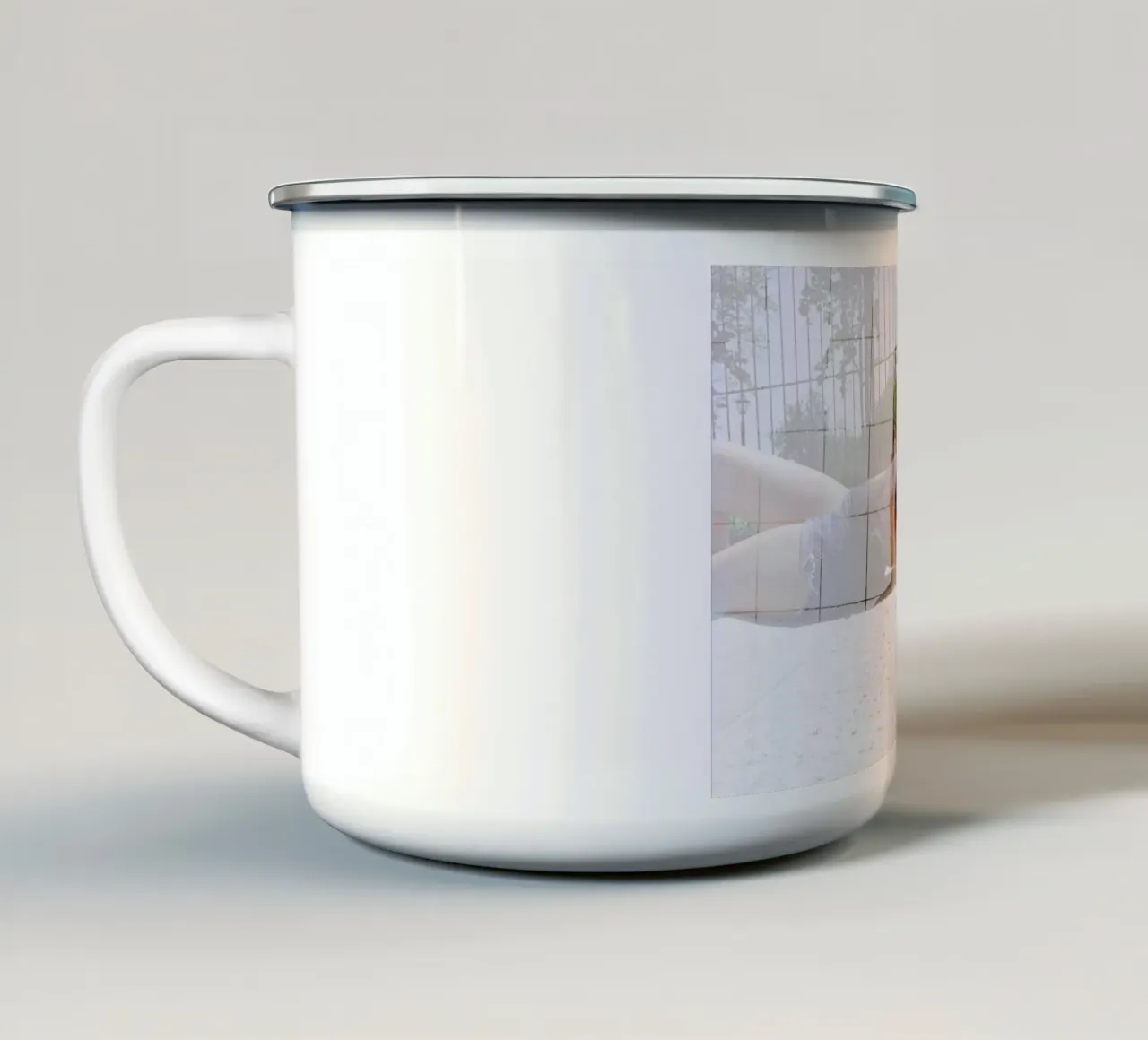 This is no day at the beach taza de esmalte de Aysha Banos