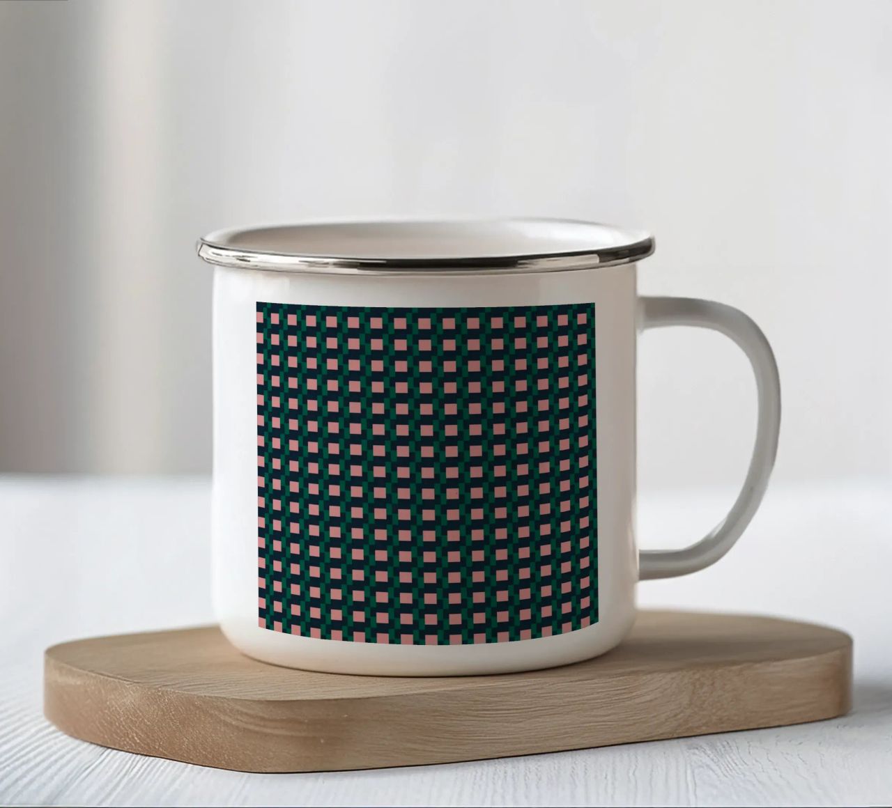 Griglia a scacchi rosa e blu tazza in smalto da Little Dean