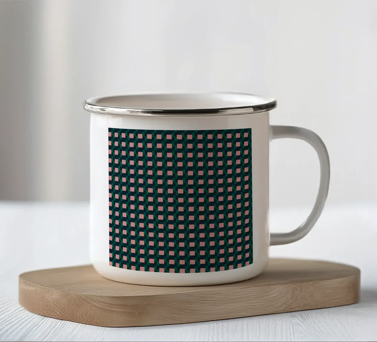 Griglia a scacchi rosa e blu tazza in smalto da Little Dean
