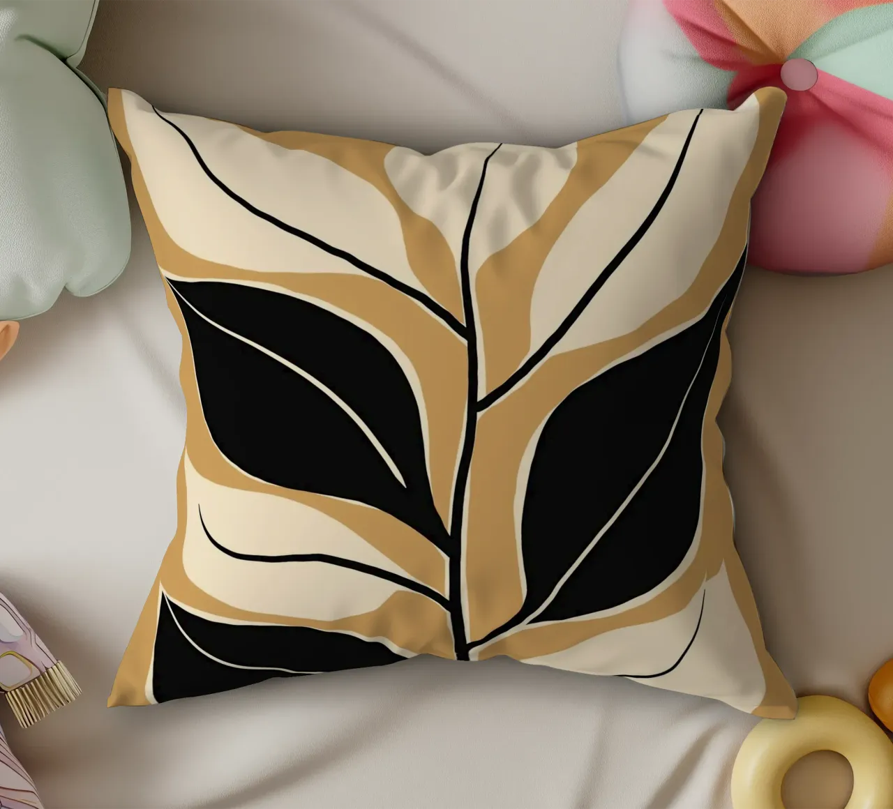 Nero e crema botanico cuscino da Little Dean