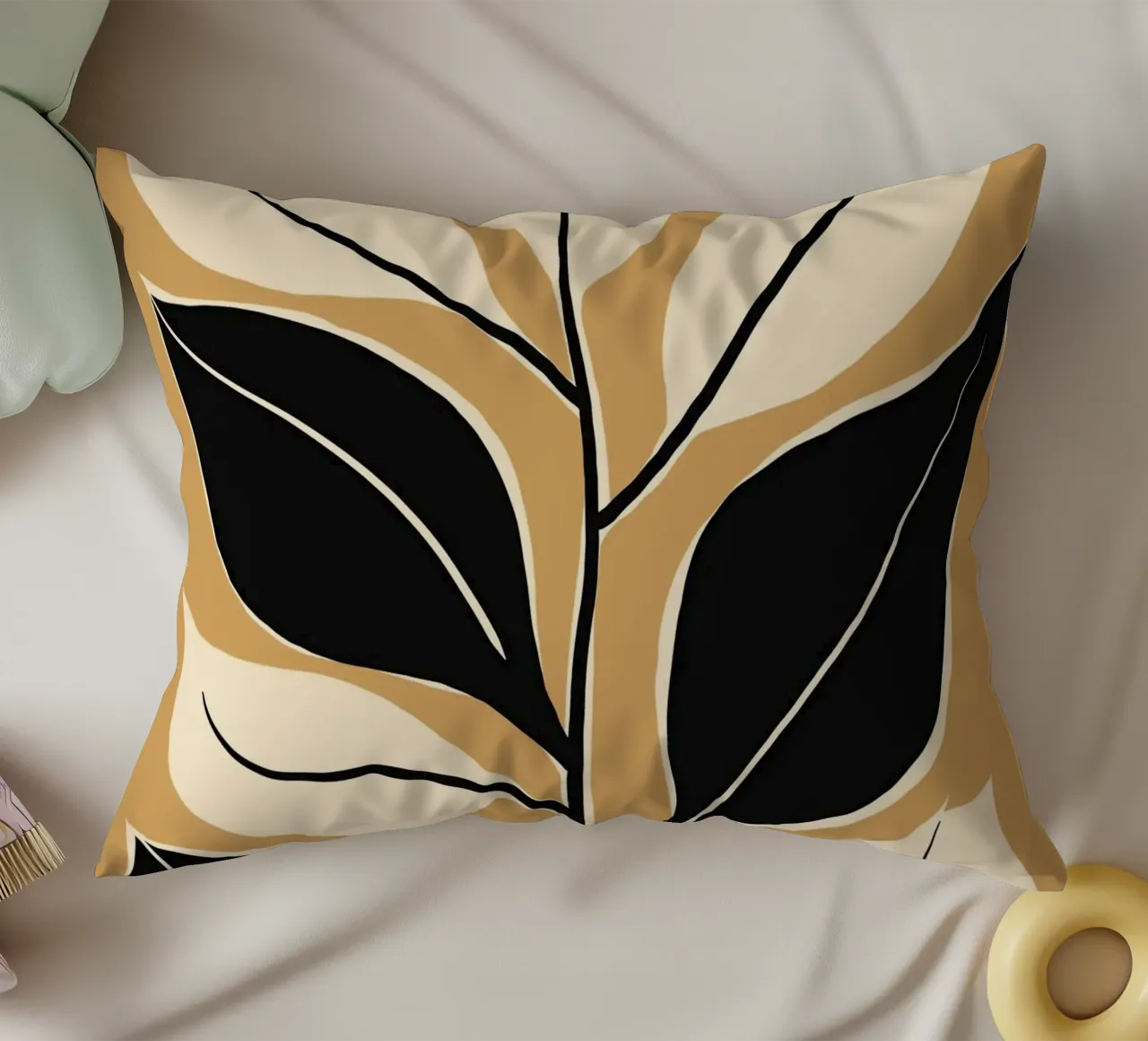 Nero e crema botanico cuscino da Little Dean