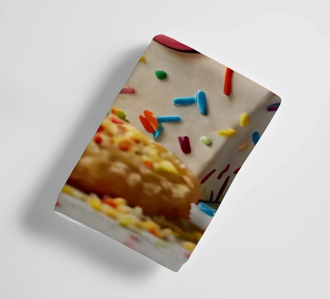 scena del dessert con un allegro contenitore pieno di asciugamano da bagno da DesignDoodle