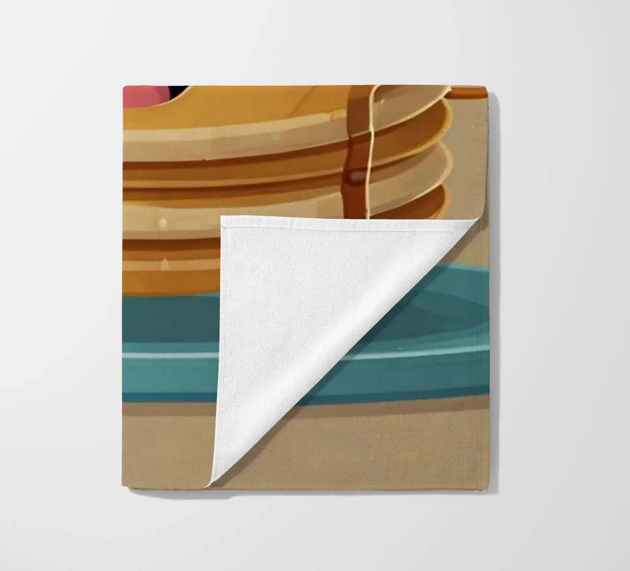 Simpático personaje animado de tortita con sirope y fresa toalla de playa de DesignDoodle