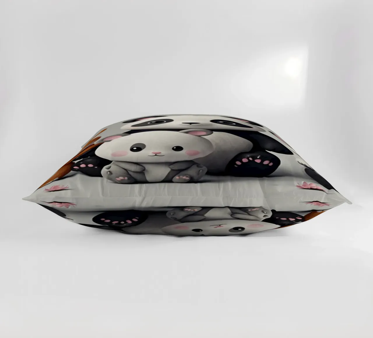 Animali giocosi dei cartoni animati riuniti in un allegro cuscino da DesignDoodle