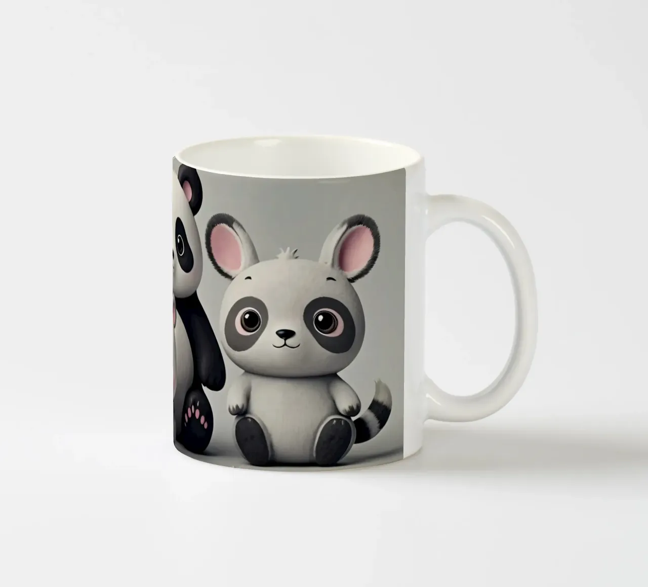 Animali giocosi dei cartoni animati riuniti in un allegro tazza in ceramica da DesignDoodle