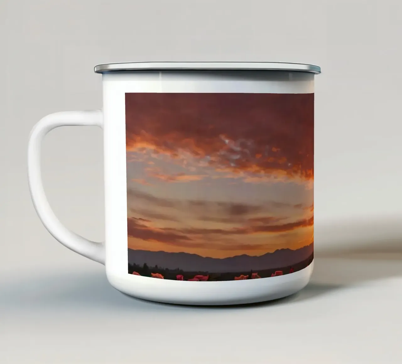Tramonto sul roseto con nuvole nel cielo e montagne tazza in smalto da DesignDoodle