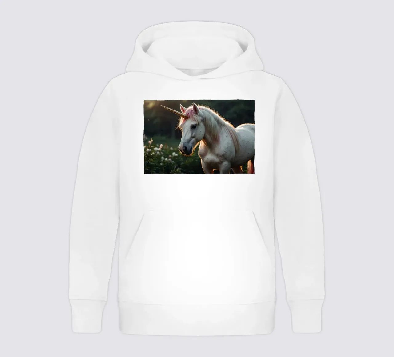 Ein majestätisches Einhorn auf einer sonnenbeschienenen Waldlichtung Kinder Hoodie von DesignDoodle