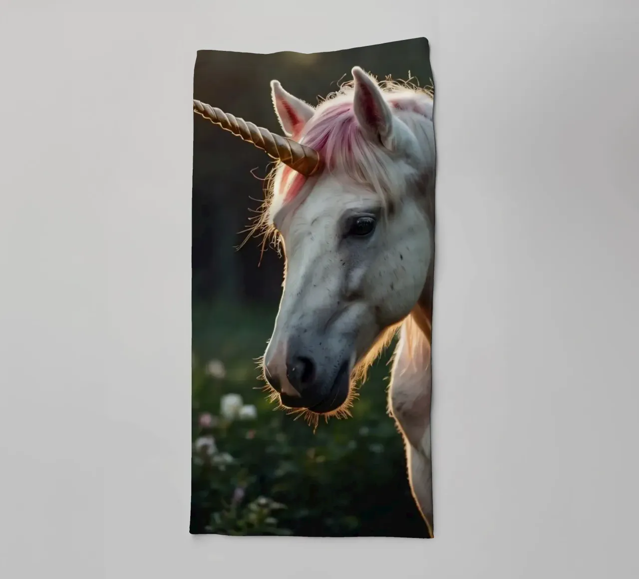 Une licorne majestueuse se tenant dans une clairière ensoleillée. serviette de bain de DesignDoodle