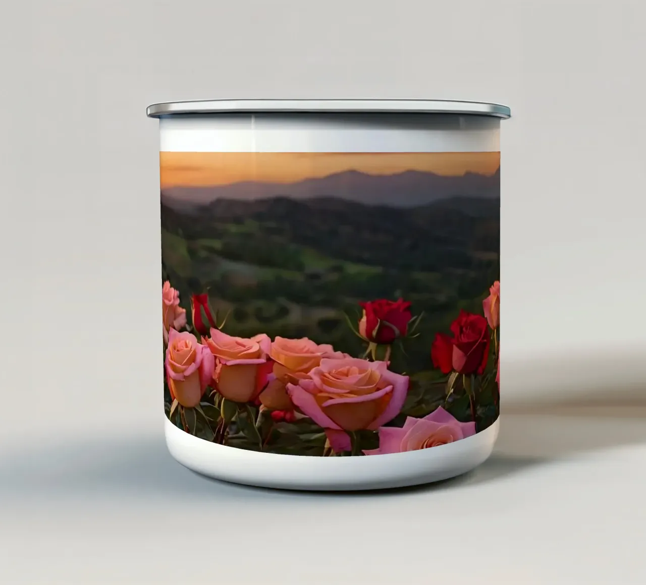 Tramonto mozzafiato su rose in fiore in una tranquilla zona montana tazza in smalto da DesignDoodle
