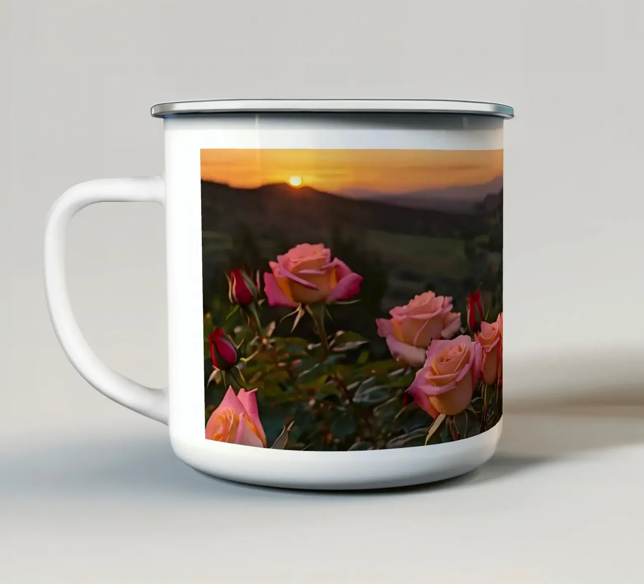 Tramonto mozzafiato su rose in fiore in una tranquilla zona montana tazza in smalto da DesignDoodle