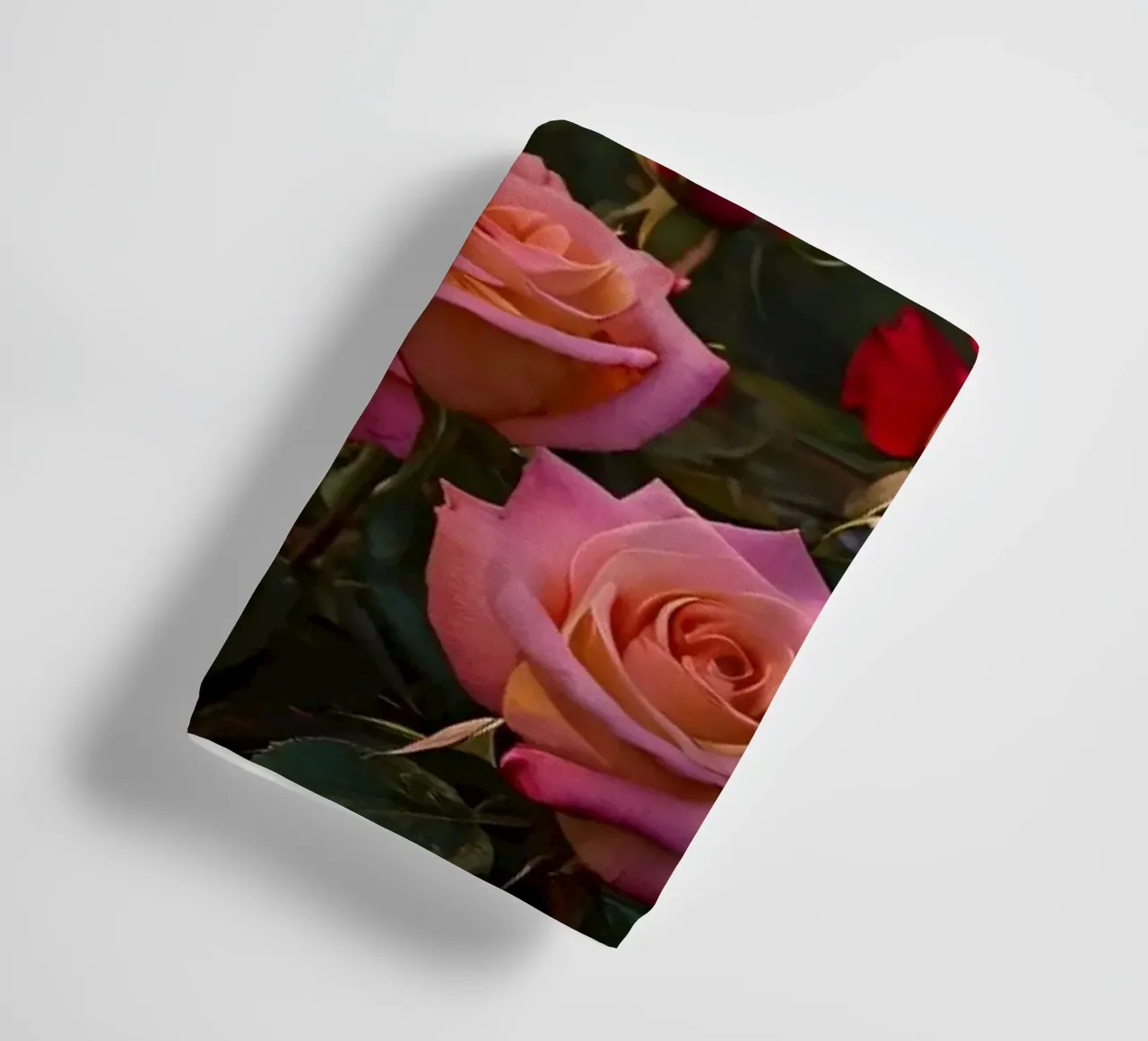 Tramonto mozzafiato su rose in fiore in una tranquilla zona montana asciugamano da bagno da DesignDoodle