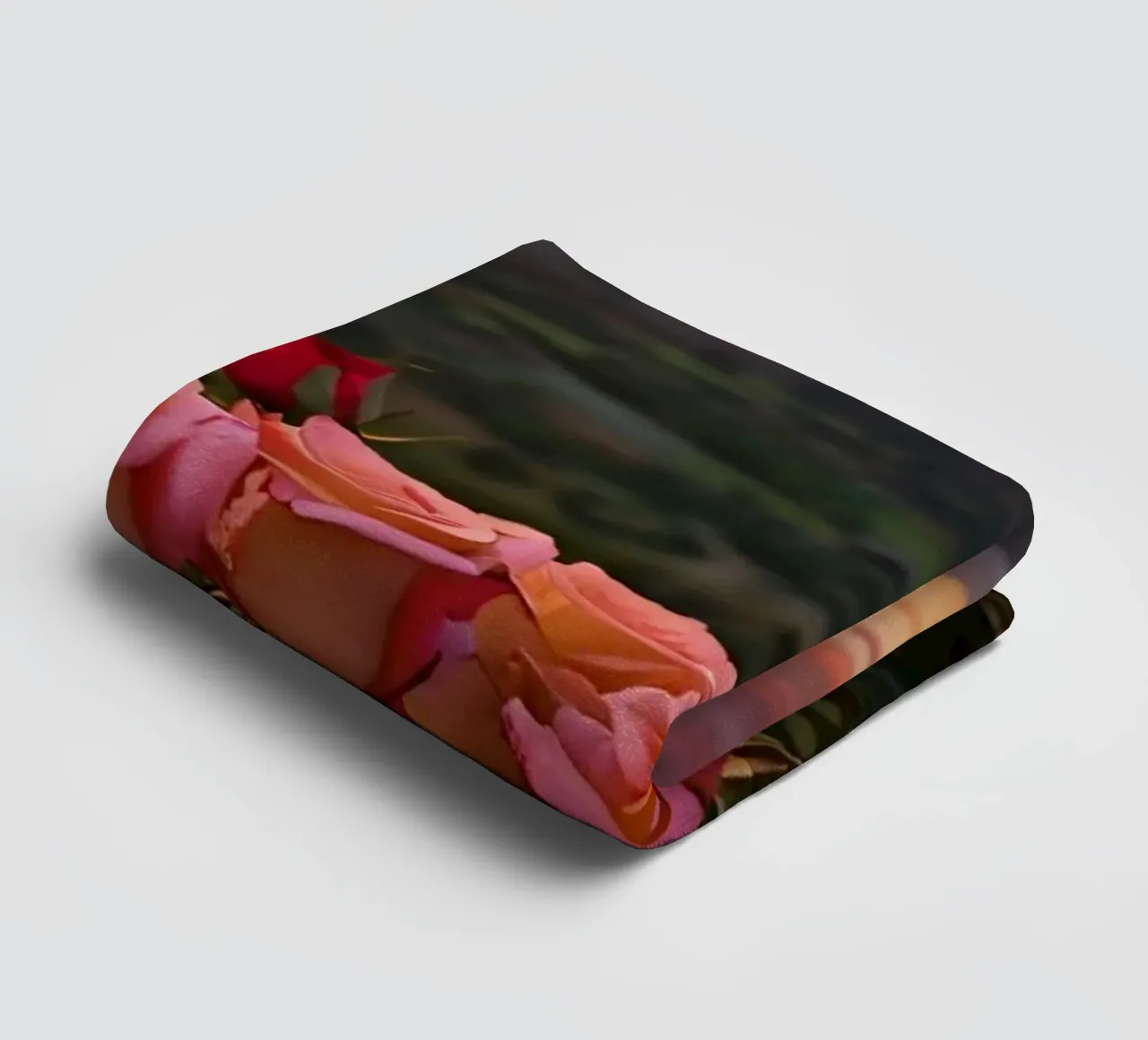 Tramonto mozzafiato su rose in fiore in una tranquilla zona montana asciugamano da bagno da DesignDoodle