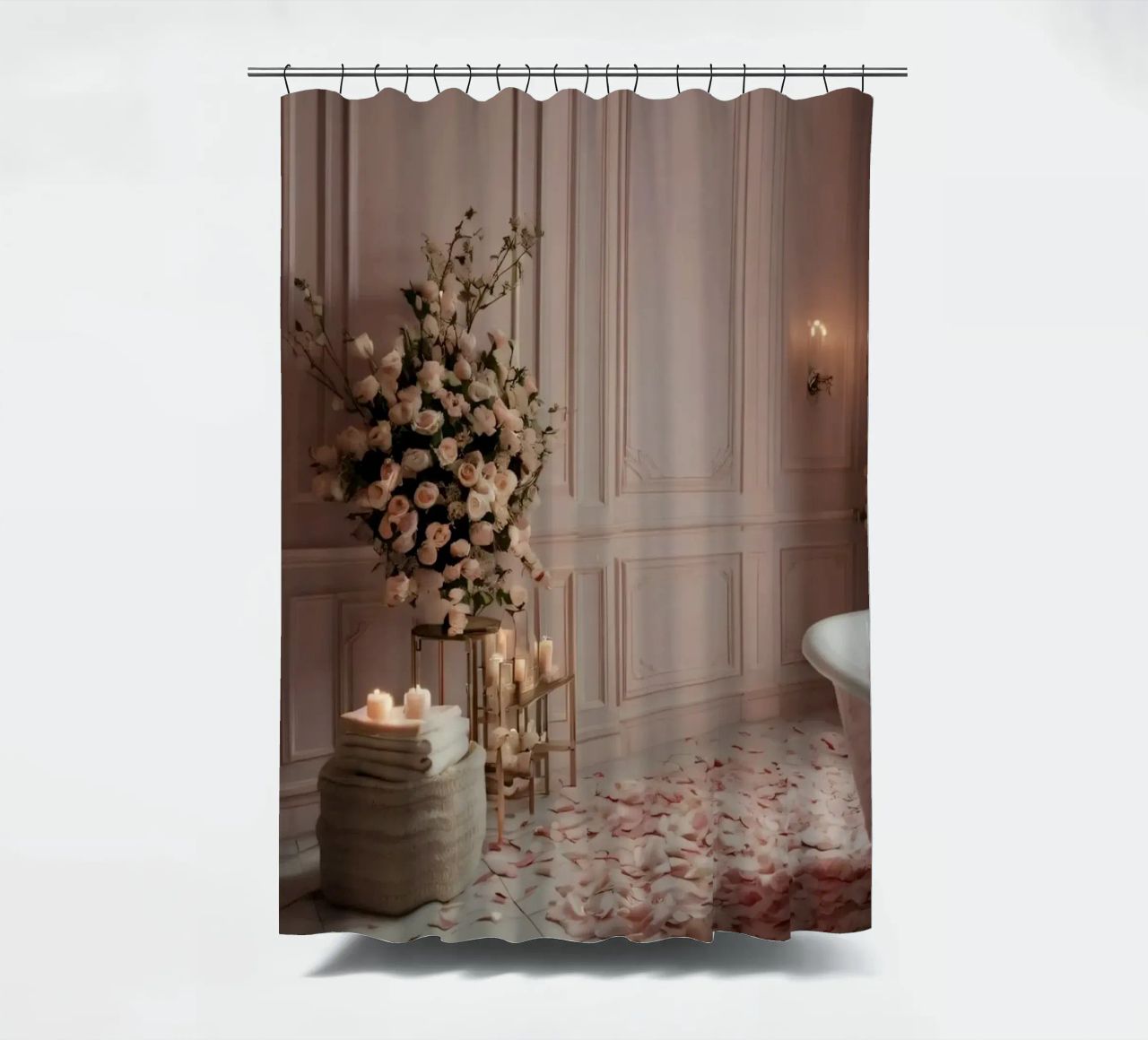 Badezimmer mit freistehender Wanne, die mit Rosenblättern verziert ist Duschvorhang von DesignDoodle