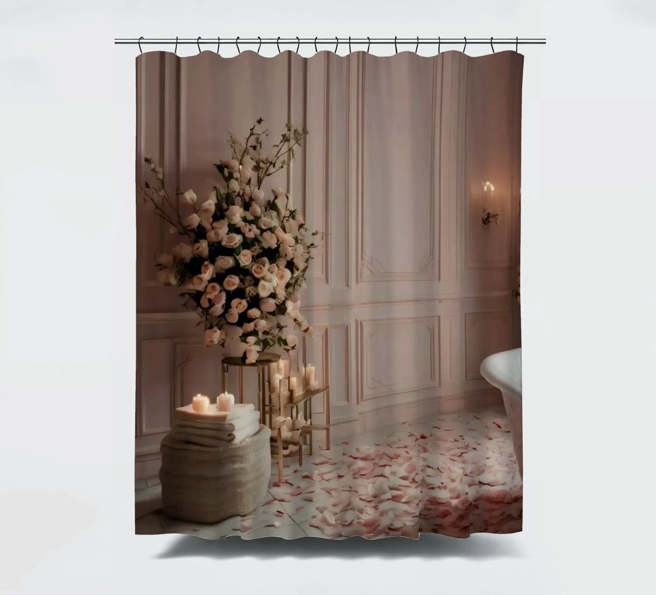 Badezimmer mit freistehender Wanne, die mit Rosenblättern verziert ist Duschvorhang von DesignDoodle