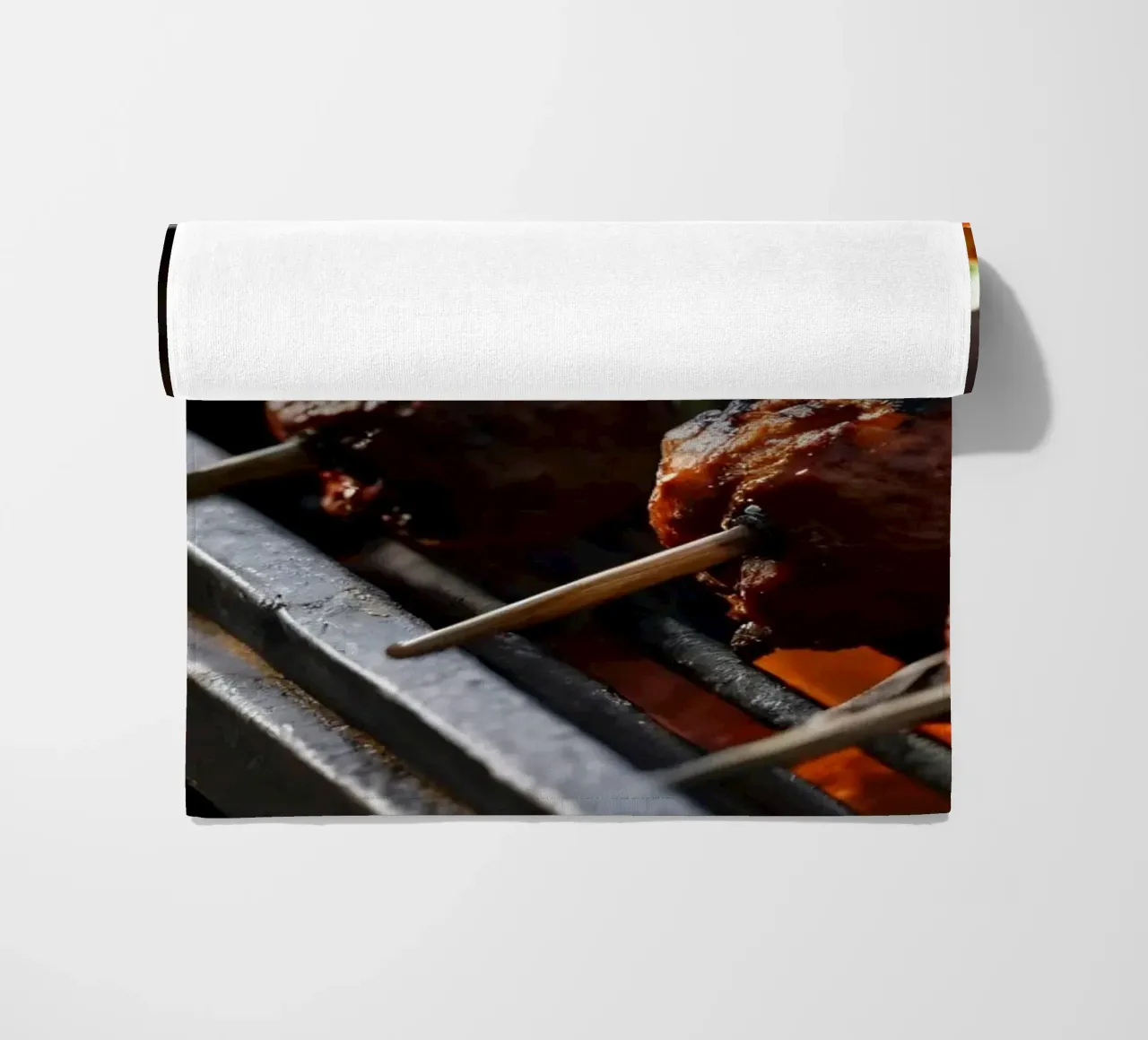 Spiedini alla griglia con carni marinate e verdure fresche. telo mare da DesignDoodle