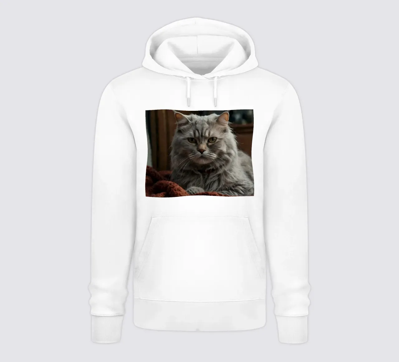 Un soffice gatto grigio riposa pacificamente su una coperta accogliente felpa con cappuccio da DesignDoodle