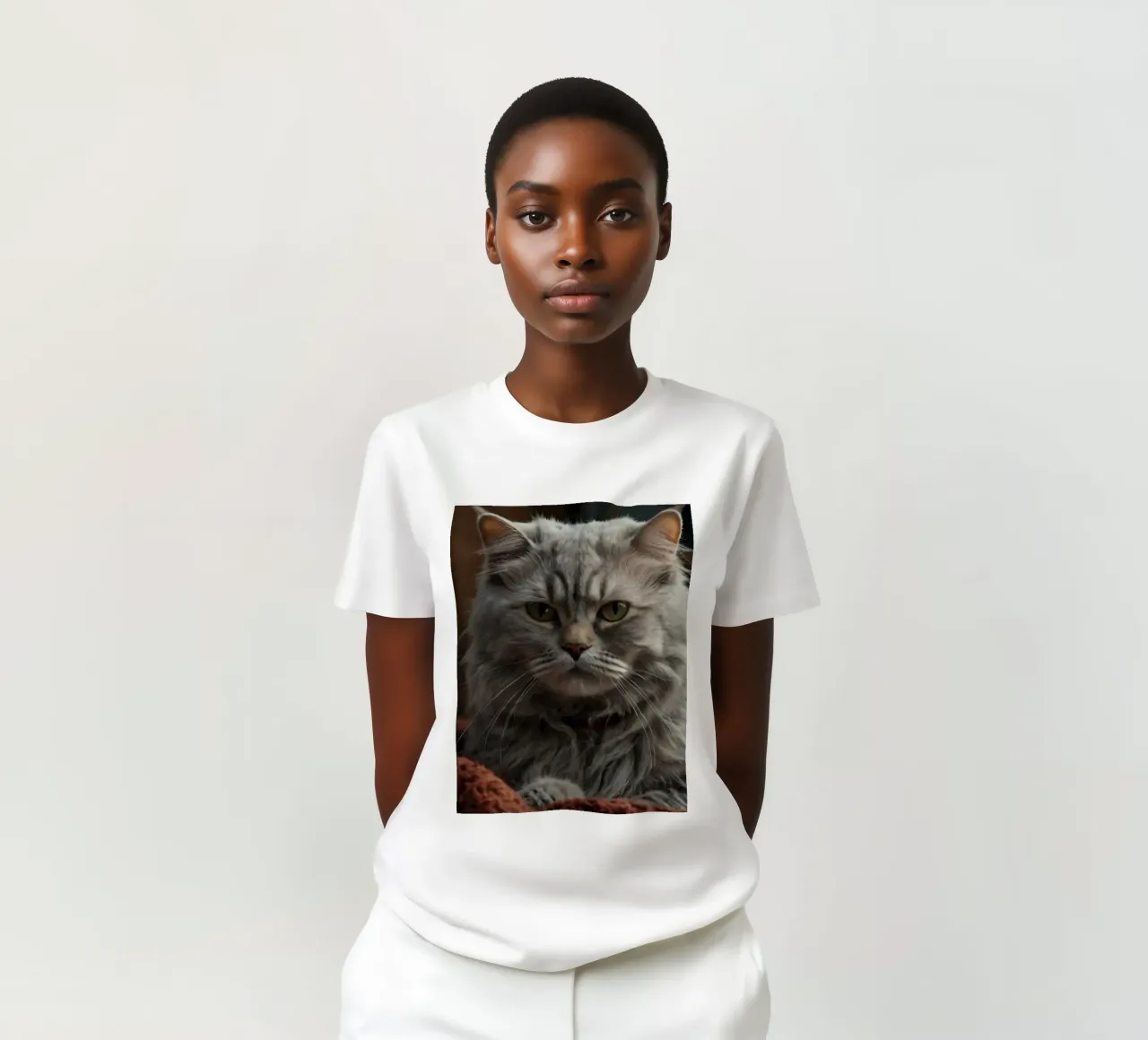 Un soffice gatto grigio riposa pacificamente su una coperta accogliente t-shirt da DesignDoodle