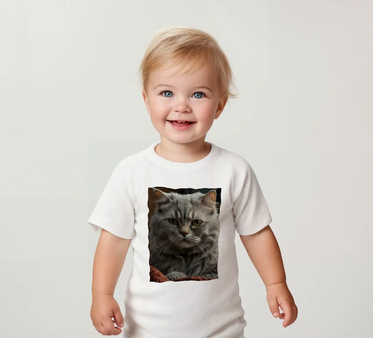 Un soffice gatto grigio riposa pacificamente su una coperta accogliente maglietta neonato da DesignDoodle