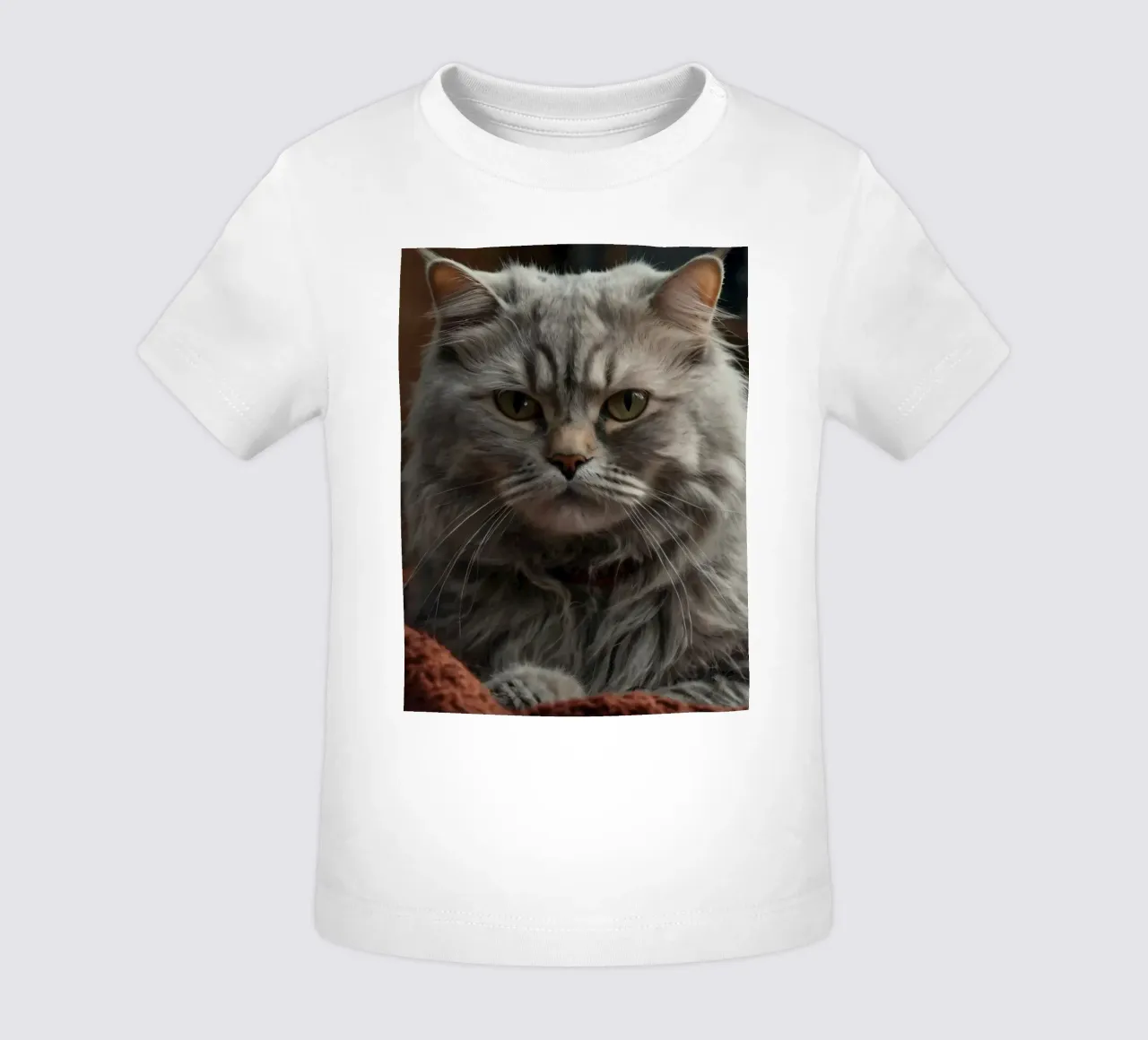 Un soffice gatto grigio riposa pacificamente su una coperta accogliente maglietta neonato da DesignDoodle